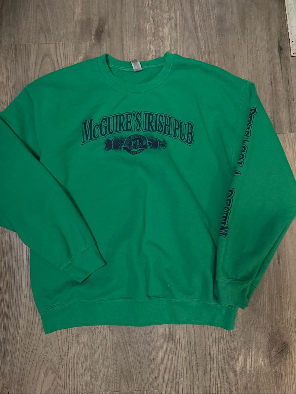 Gildan Kelly Green McGuire's Irish Pub Crewneck Sweatshirt